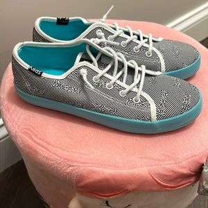 Girls Keds Kickstart Seasonal Sneaker, size 2 in great condition!